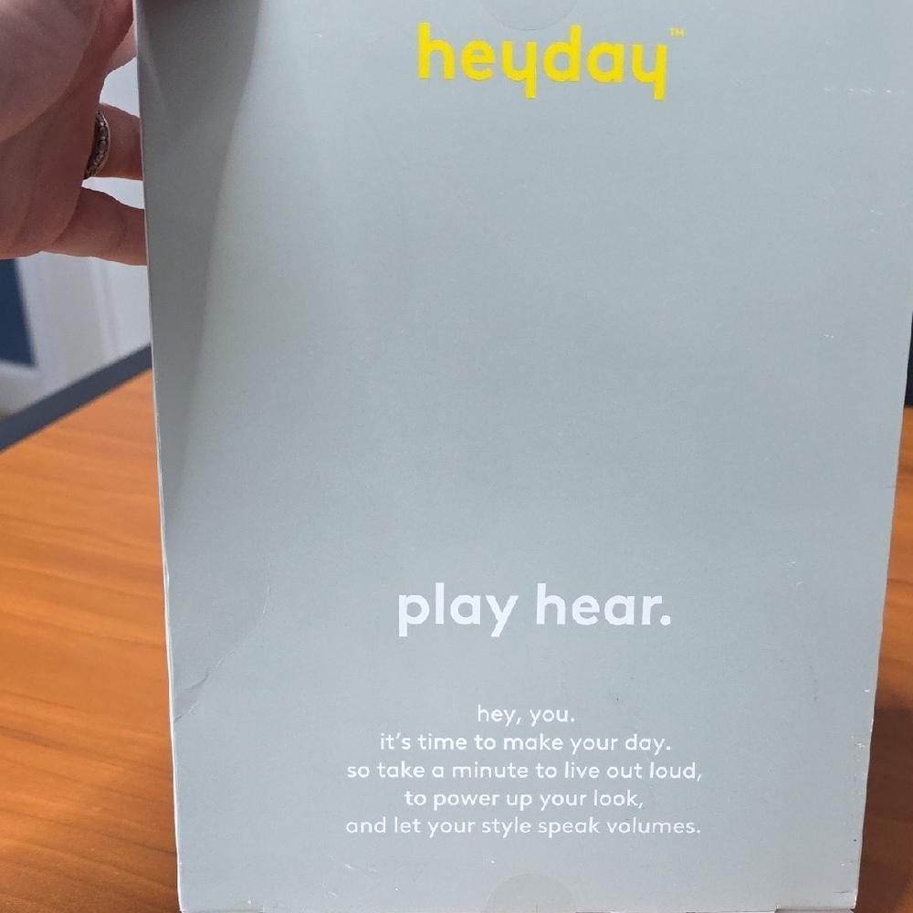 Heyday Wired Headphones in Peach - Picture 3 of 4